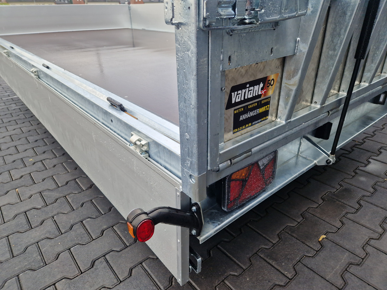 Variant Maschinentransporter 3552 UX Maxi Load 520x210x30cm Tandem Parabelfederung LED 3500kg - Gépszállító utánfutó: 3 kép. Variant Maschinentransporter 3552 UX Maxi Load 520x210x30cm Tandem Parabelfederung LED 3500kg - Gépszállító utánfutó: 3 kép.