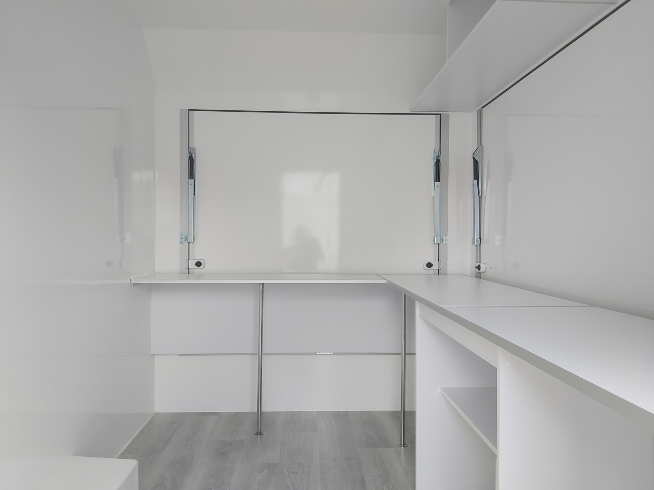 Verkaufsanhänger VK 302 200 aero retro 300cm 2 Verkaufsklappen Multi Theke 230V PVC Boden (M) 1300kg - Büfékocsi: 5 kép. Verkaufsanhänger VK 302 200 aero retro 300cm 2 Verkaufsklappen Multi Theke 230V PVC Boden (M) 1300kg - Büfékocsi: 5 kép.