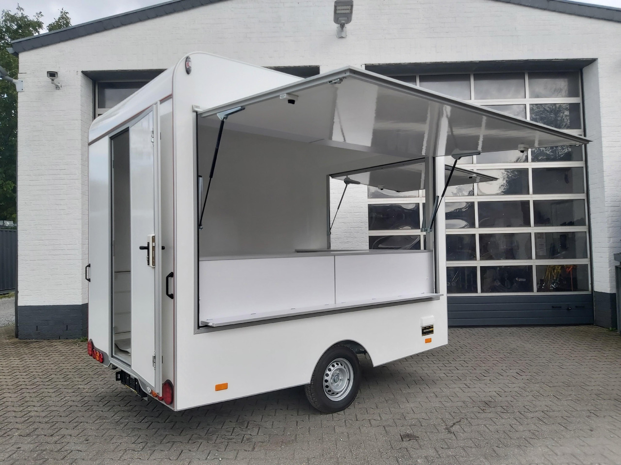 Verkaufsanhänger VK 302 200 aero retro 300cm 2 Verkaufsklappen Multi Theke 230V PVC Boden (M) 1300kg - Büfékocsi: 4 kép. Verkaufsanhänger VK 302 200 aero retro 300cm 2 Verkaufsklappen Multi Theke 230V PVC Boden (M) 1300kg - Büfékocsi: 4 kép.