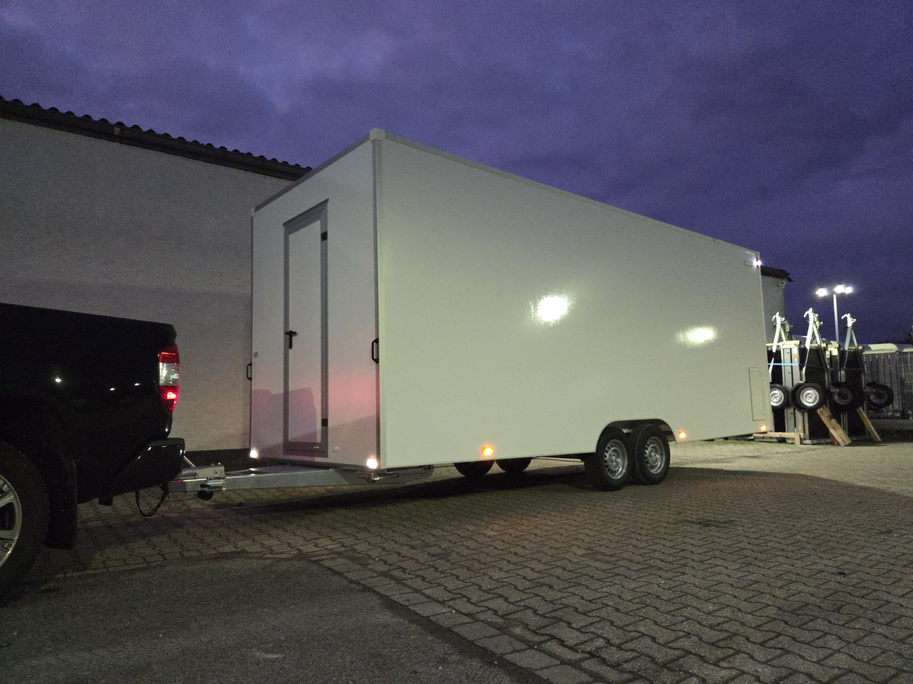 Verkaufsanhänger VKH 623 220 aero retro 620x220x230cm 230V Licht 3000kg - Büfékocsi: 4 kép. Verkaufsanhänger VKH 623 220 aero retro 620x220x230cm 230V Licht 3000kg - Büfékocsi: 4 kép.