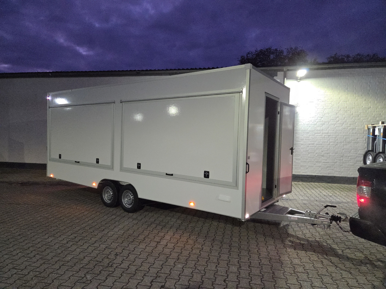 Verkaufsanhänger VKH 623 220 aero retro 620x220x230cm 230V Licht 3000kg - Büfékocsi: 3 kép. Verkaufsanhänger VKH 623 220 aero retro 620x220x230cm 230V Licht 3000kg - Büfékocsi: 3 kép.