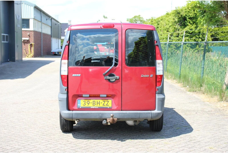 Fiat Doblò Cargo 1.9 JTD SCHUIFDEUR - Furgon: 4 kép. Fiat Doblò Cargo 1.9 JTD SCHUIFDEUR - Furgon: 4 kép.