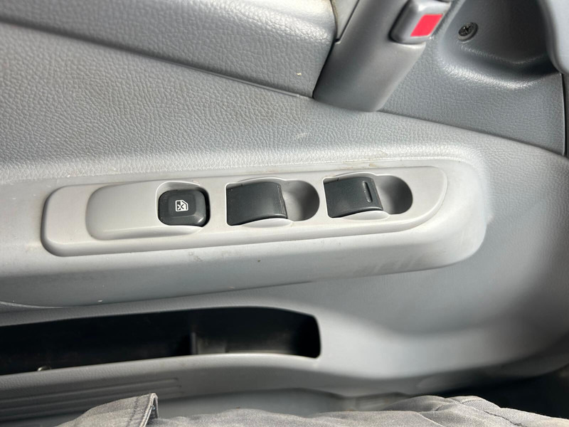 Dobozos felépítményű teherautó Mitsubishi Fuso CANTER 3C15: 17 kép.