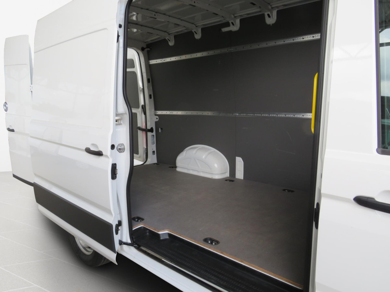 VOLKSWAGEN Crafter 35 L3H3 Kasten Klima ZV - Furgon: 4 kép. VOLKSWAGEN Crafter 35 L3H3 Kasten Klima ZV - Furgon: 4 kép.