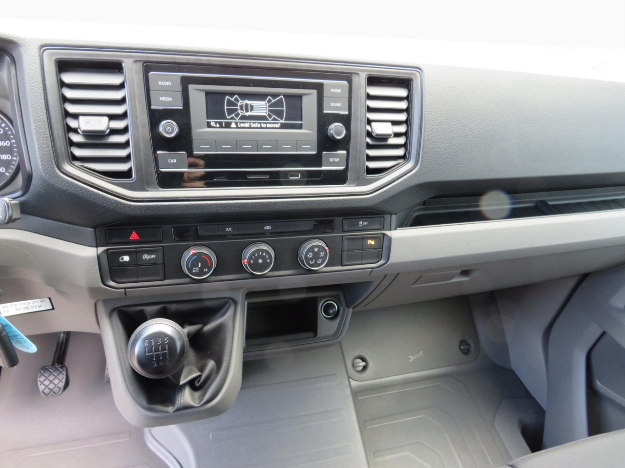 VOLKSWAGEN Crafter 35 L3H3 Kasten Klima ZV - Furgon: 3 kép. VOLKSWAGEN Crafter 35 L3H3 Kasten Klima ZV - Furgon: 3 kép.