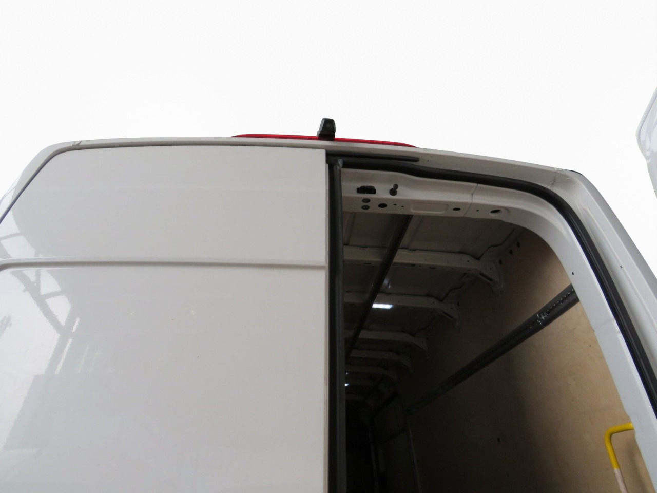 VOLKSWAGEN Crafter 35 L4H3 Kasten Euro6 Klima ZV - Furgon: 4 kép. VOLKSWAGEN Crafter 35 L4H3 Kasten Euro6 Klima ZV - Furgon: 4 kép.