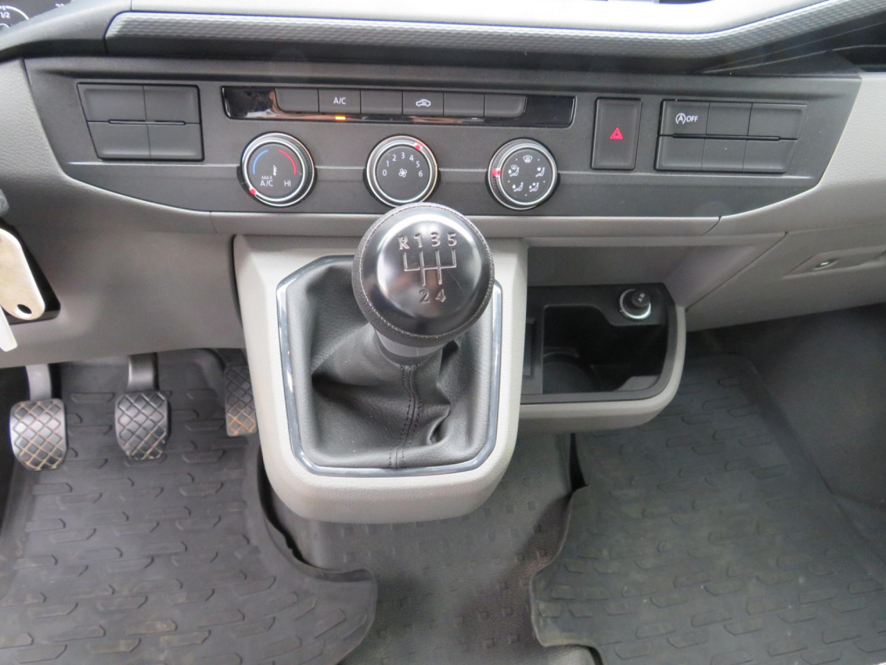 VOLKSWAGEN T6.1 Transporter 2.0 TDI Kasten Klima ZV - Kis furgon: 5 kép. VOLKSWAGEN T6.1 Transporter 2.0 TDI Kasten Klima ZV - Kis furgon: 5 kép.
