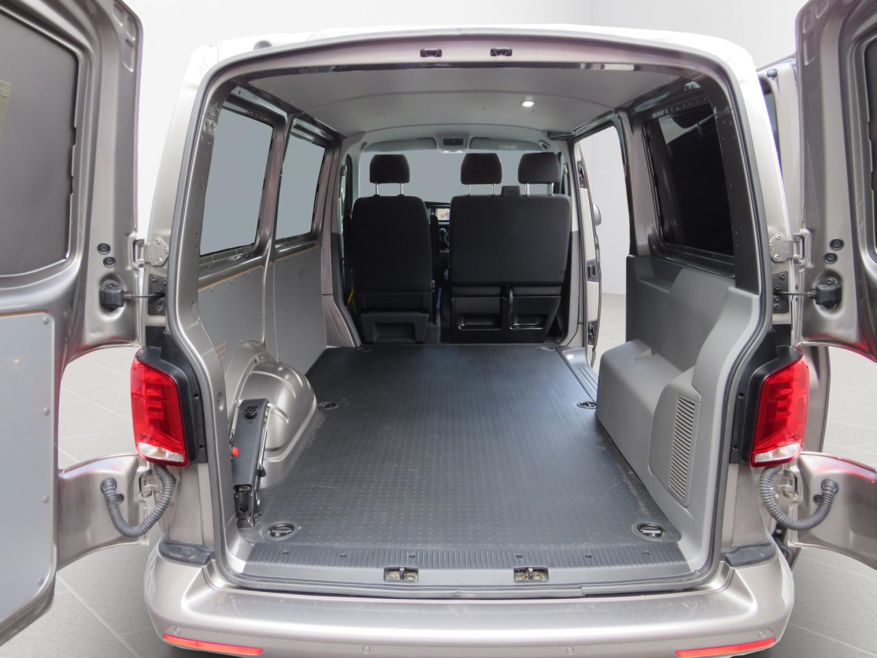 VOLKSWAGEN T6.1 Transporter Trendline 2.0 TDI Kasten Euro6 ZV - Kis furgon: 4 kép. VOLKSWAGEN T6.1 Transporter Trendline 2.0 TDI Kasten Euro6 ZV - Kis furgon: 4 kép.