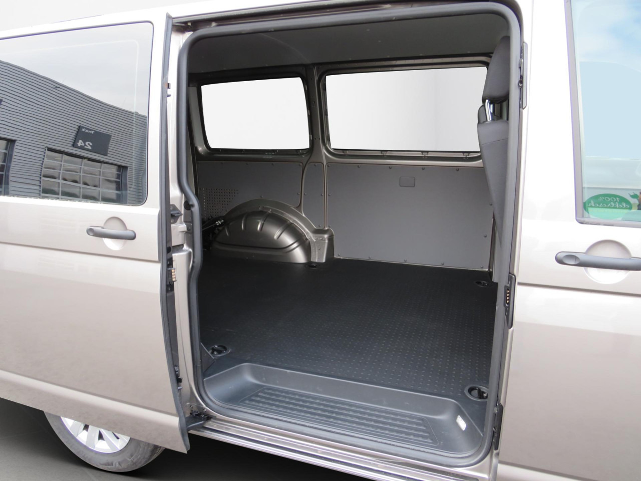 VOLKSWAGEN T6.1 Transporter Trendline 2.0 TDI Kasten Euro6 ZV - Kis furgon: 3 kép. VOLKSWAGEN T6.1 Transporter Trendline 2.0 TDI Kasten Euro6 ZV - Kis furgon: 3 kép.