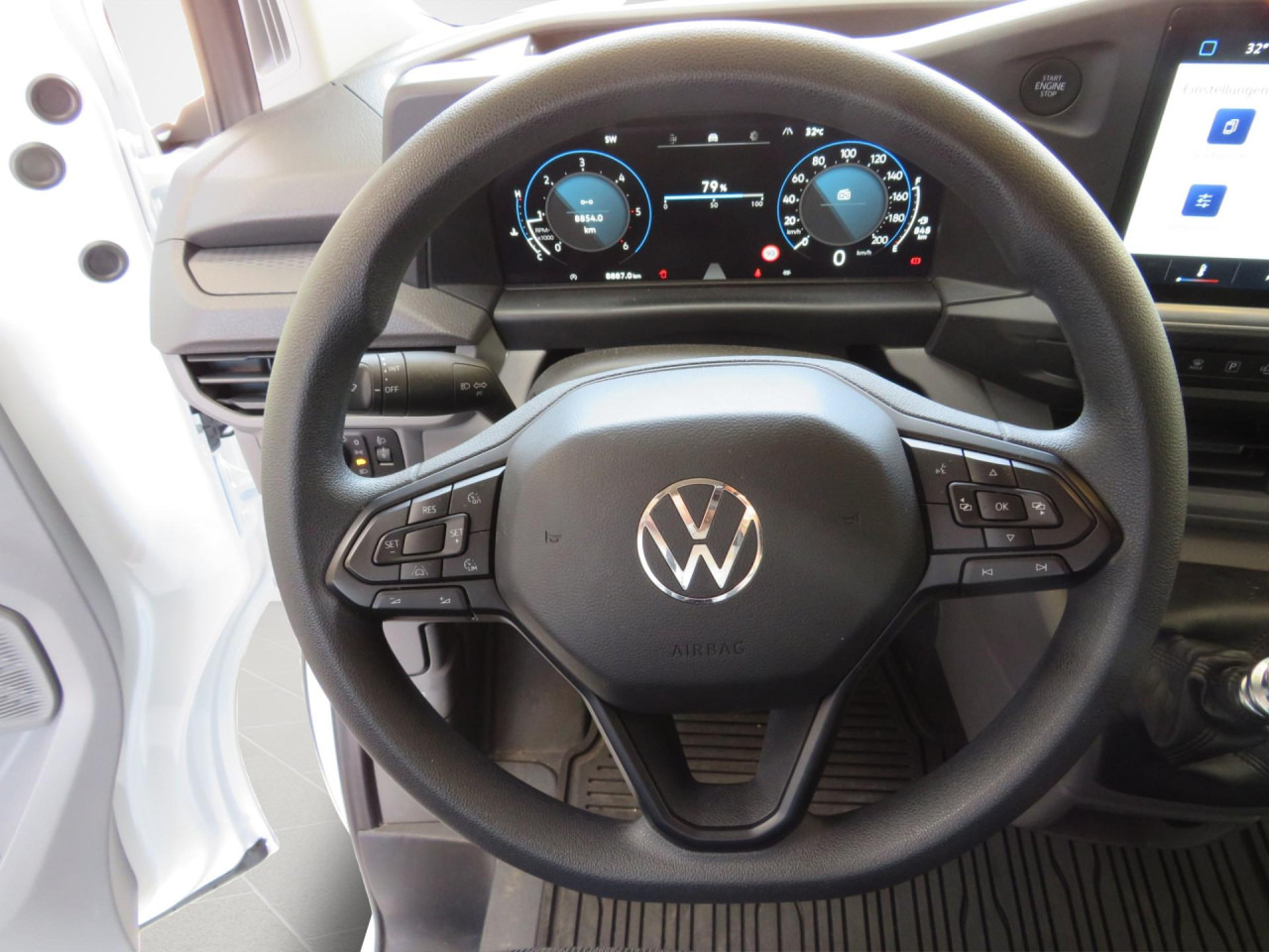 VOLKSWAGEN T7 Transporter 2.0 TDI 81 kW Kasten Klima ZV - Kis furgon: 2 kép. VOLKSWAGEN T7 Transporter 2.0 TDI 81 kW Kasten Klima ZV - Kis furgon: 2 kép.