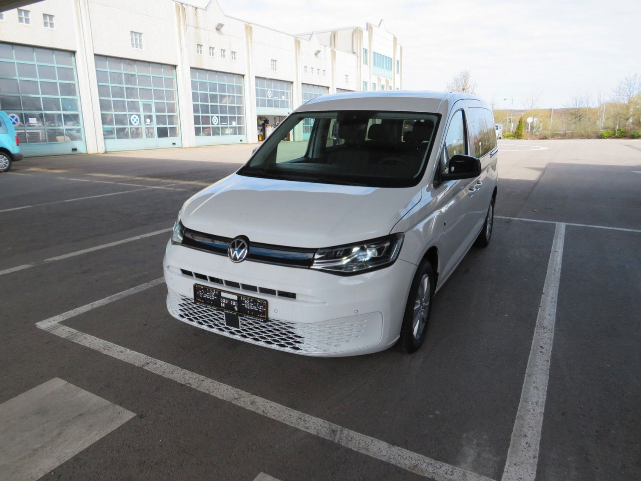 Volkswagen Caddy Maxi 2.0 TDI Rollstuhlumbau Taxirampe - Autó: 2 kép. Volkswagen Caddy Maxi 2.0 TDI Rollstuhlumbau Taxirampe - Autó: 2 kép.