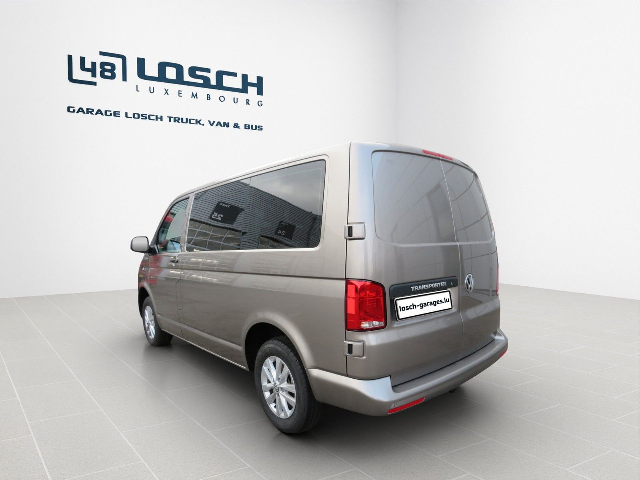 Volkswagen T6.1 Transporter Trendline 2.0 TDI Kasten - Kis furgon: 3 kép. Volkswagen T6.1 Transporter Trendline 2.0 TDI Kasten - Kis furgon: 3 kép.