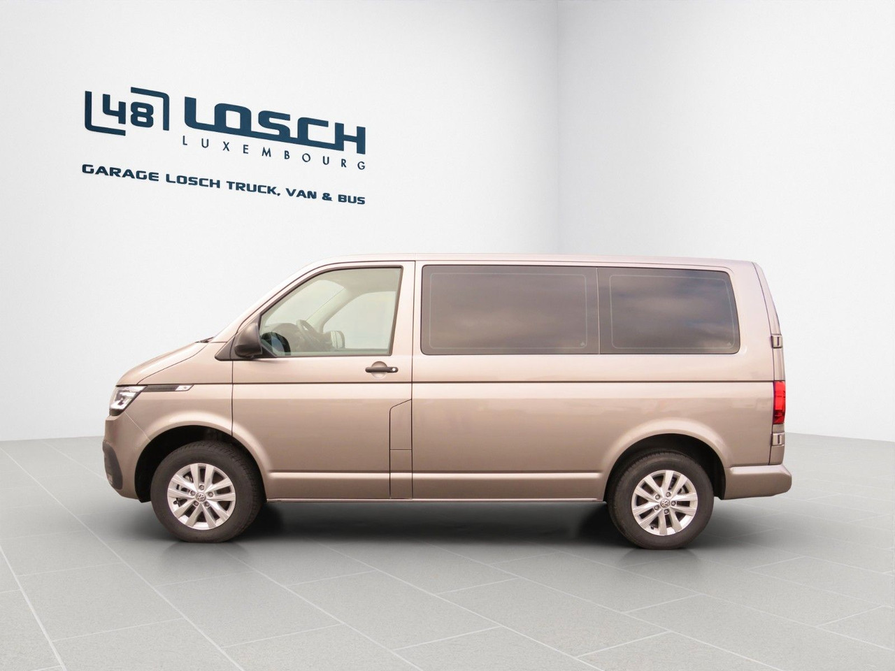 Volkswagen T6.1 Transporter Trendline 2.0 TDI Kasten - Kis furgon: 2 kép. Volkswagen T6.1 Transporter Trendline 2.0 TDI Kasten - Kis furgon: 2 kép.