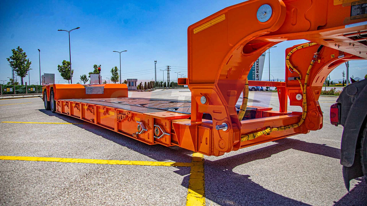 STU 2 Axle Extendable Low Loader - Félpótkocsi mélybölcsős: 3 kép. STU 2 Axle Extendable Low Loader - Félpótkocsi mélybölcsős: 3 kép.