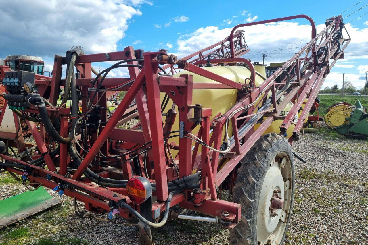 Hardi Commander 2600 - Vontatott permetezők: 5 kép. Hardi Commander 2600 - Vontatott permetezők: 5 kép.