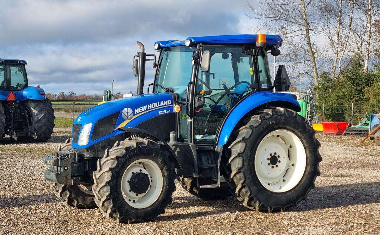 New Holland TD 5.95 - Traktor: 2 kép. New Holland TD 5.95 - Traktor: 2 kép.