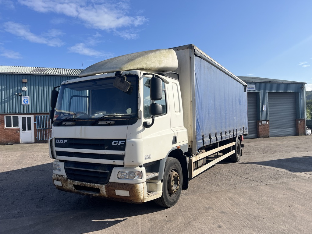 Daf 65CF 220 4x2 Curtain side - Ponyvás teherautó: 1 kép. Daf 65CF 220 4x2 Curtain side - Ponyvás teherautó: 1 kép.