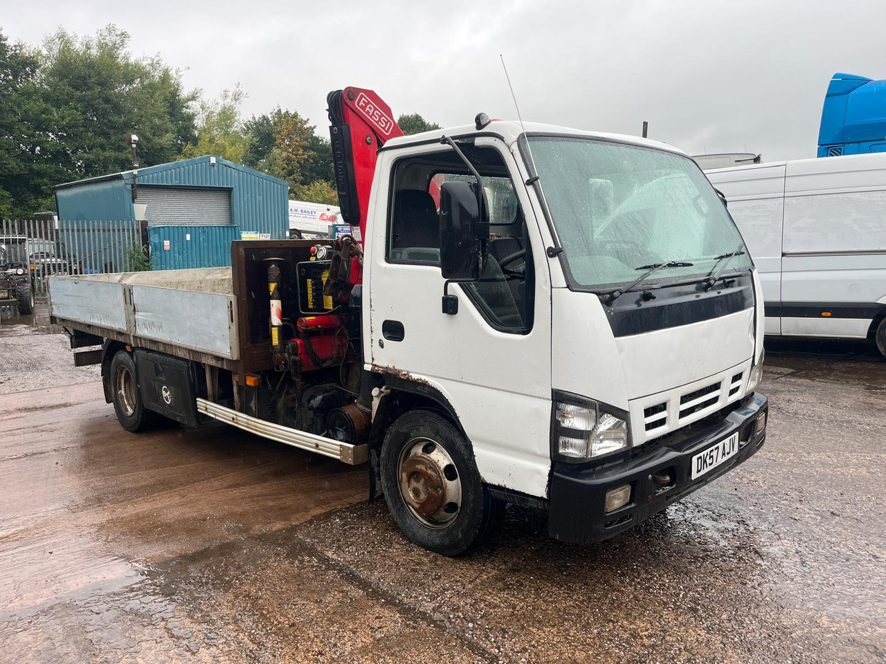 Isuzu NQR 70 - Platós teherautó, Darus autó: 2 kép. Isuzu NQR 70 - Platós teherautó, Darus autó: 2 kép.