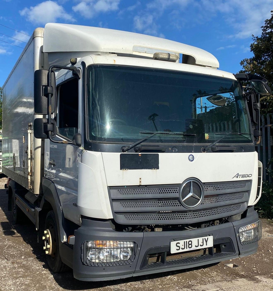 Mercedes Atego 816 - Dobozos felépítményű teherautó: 3 kép. Mercedes Atego 816 - Dobozos felépítményű teherautó: 3 kép.