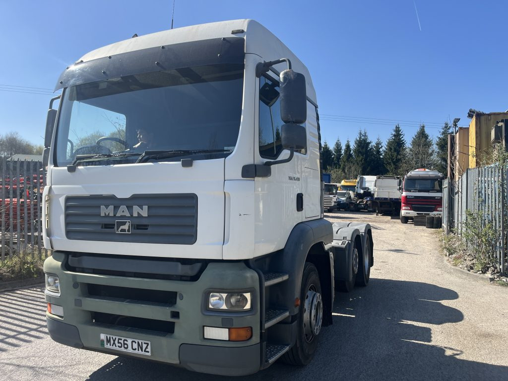 MAN TGA 26-430 6x2 Tractor Unit - Nyergesvontató: 2 kép. MAN TGA 26-430 6x2 Tractor Unit - Nyergesvontató: 2 kép.