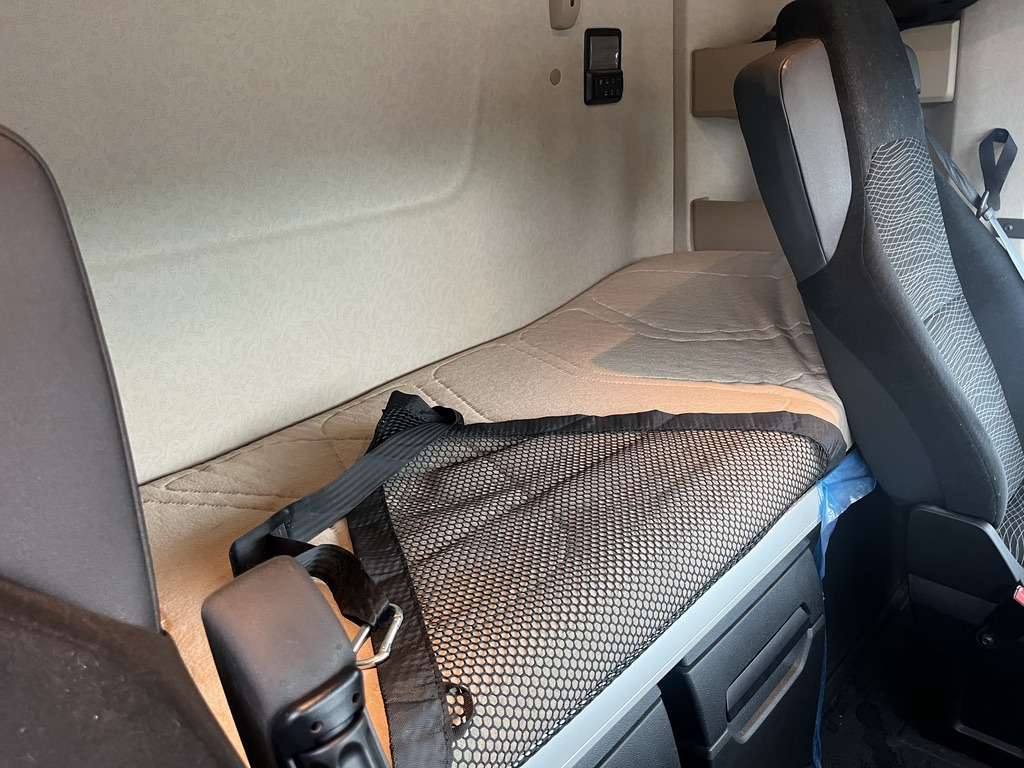 Mercedes Actros 2545 6x2 Tractor Unit - Nyergesvontató: 5 kép. Mercedes Actros 2545 6x2 Tractor Unit - Nyergesvontató: 5 kép.