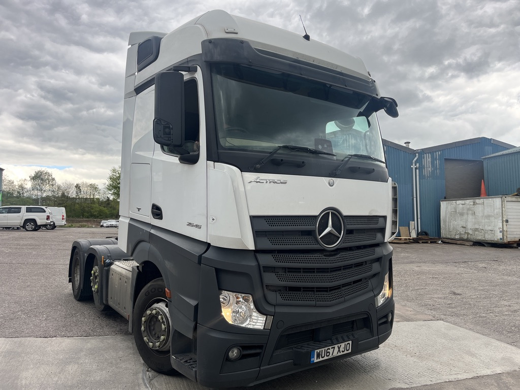 Mercedes Actros 2545 6x2 Tractor Unit - Nyergesvontató: 2 kép. Mercedes Actros 2545 6x2 Tractor Unit - Nyergesvontató: 2 kép.