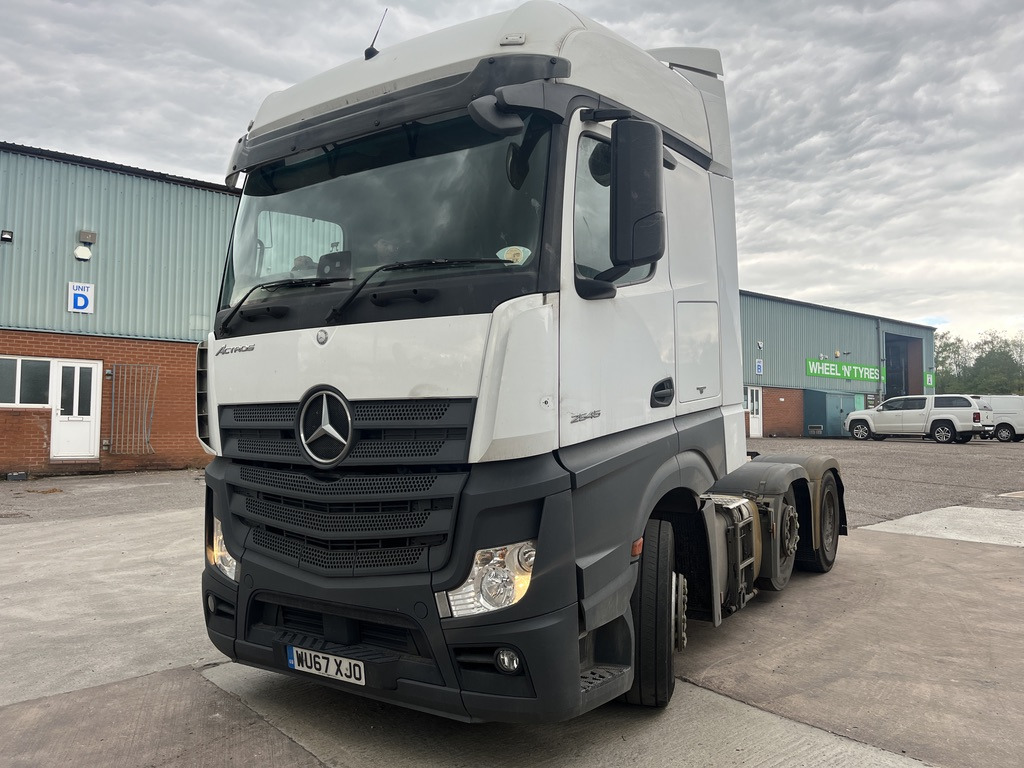 Mercedes Actros 2545 6x2 Tractor Unit - Nyergesvontató: 1 kép. Mercedes Actros 2545 6x2 Tractor Unit - Nyergesvontató: 1 kép.
