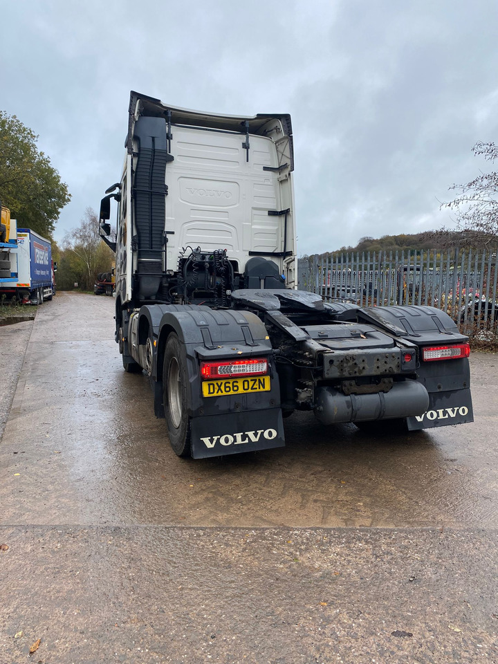 Volvo FH 500 - Nyergesvontató: 4 kép. Volvo FH 500 - Nyergesvontató: 4 kép.