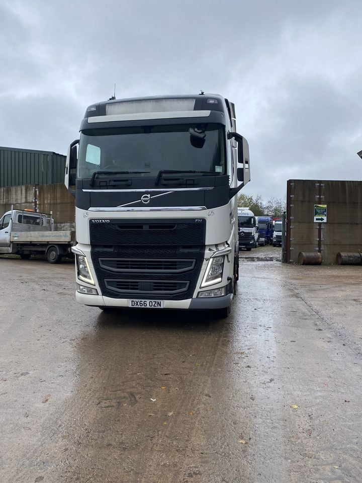 Volvo FH 500 - Nyergesvontató: 2 kép. Volvo FH 500 - Nyergesvontató: 2 kép.