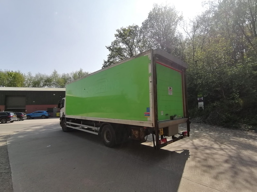 Scania P230 4x2 Box Van - Dobozos kisteherautó: 3 kép. Scania P230 4x2 Box Van - Dobozos kisteherautó: 3 kép.
