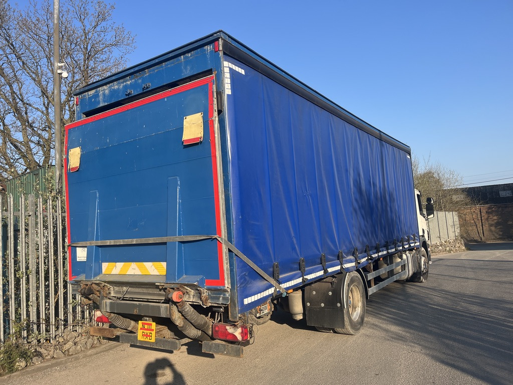 Scania P230 4x2 Curtain side - Ponyvás teherautó: 3 kép. Scania P230 4x2 Curtain side - Ponyvás teherautó: 3 kép.