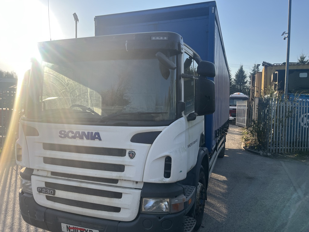 Scania P230 4x2 Curtain side - Ponyvás teherautó: 2 kép. Scania P230 4x2 Curtain side - Ponyvás teherautó: 2 kép.