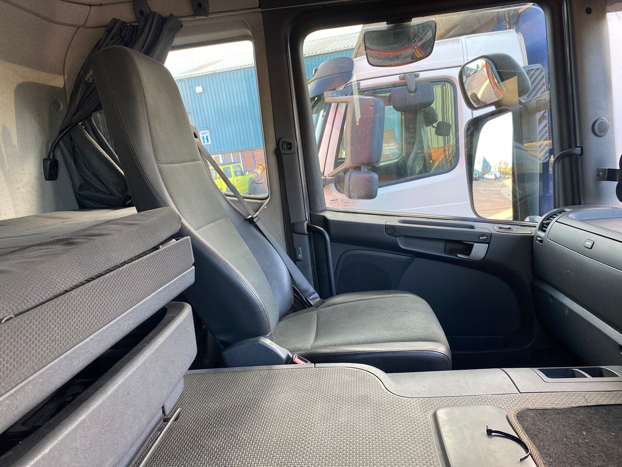 Scania P280 6x2 Curtain side - Ponyvás teherautó: 5 kép. Scania P280 6x2 Curtain side - Ponyvás teherautó: 5 kép.