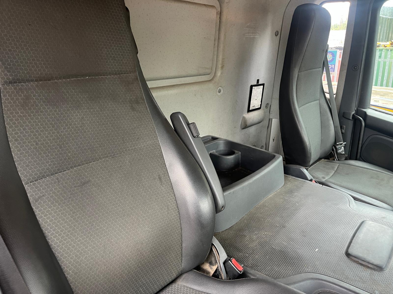 Scania P280 - Platós teherautó: 5 kép. Scania P280 - Platós teherautó: 5 kép.