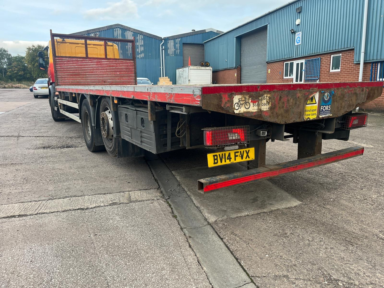 Scania P280 - Platós teherautó: 4 kép. Scania P280 - Platós teherautó: 4 kép.