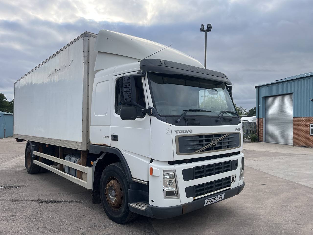 Volvo FM9 300 - Dobozos kisteherautó: 2 kép. Volvo FM9 300 - Dobozos kisteherautó: 2 kép.