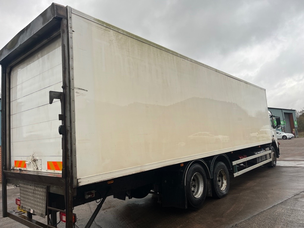 Volvo FM9 300 Euro 4 - Dobozos kisteherautó: 3 kép. Volvo FM9 300 Euro 4 - Dobozos kisteherautó: 3 kép.