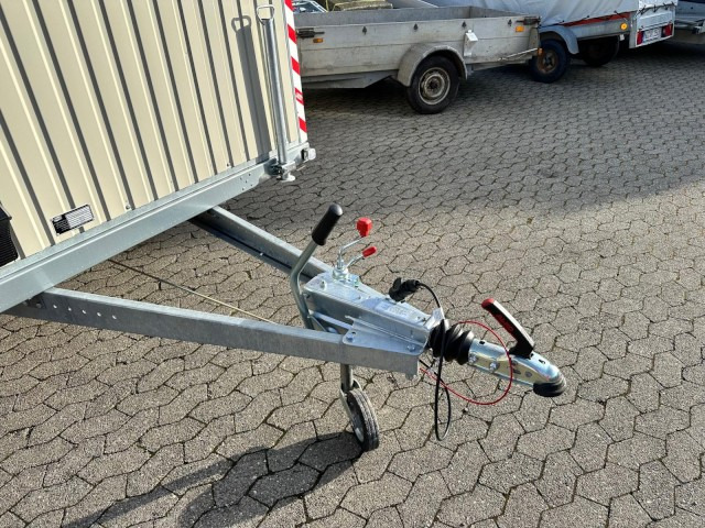 Bauwagen 1350 kg, 3500 x 2200 x 230 cm, 80 km/h Schnelläufer - Autó utánfutó: 2 kép. Bauwagen 1350 kg, 3500 x 2200 x 230 cm, 80 km/h Schnelläufer - Autó utánfutó: 2 kép.