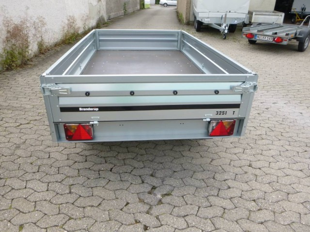 Brenderup 3251S TB1000, 1000 kg, Stahl Hochlader, 2500 x 1420 x 350 mm - Autó utánfutó: 2 kép. Brenderup 3251S TB1000, 1000 kg, Stahl Hochlader, 2500 x 1420 x 350 mm - Autó utánfutó: 2 kép.