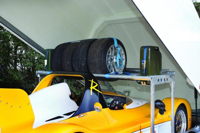 Brian James Race Shuttle 3, 330-1021, 4700 x 1950 mm, 3,0 to. - Pótkocsi autószállító: 3 kép. Brian James Race Shuttle 3, 330-1021, 4700 x 1950 mm, 3,0 to. - Pótkocsi autószállító: 3 kép.