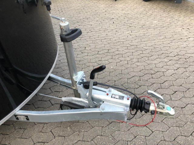 Cheval Liberte Debon Roadster 500 Alu + Türe 2600 kg, 100 km/h, 320x167x200cm - Pótkocsi dobozos: 2 kép. Cheval Liberte Debon Roadster 500 Alu + Türe 2600 kg, 100 km/h, 320x167x200cm - Pótkocsi dobozos: 2 kép.