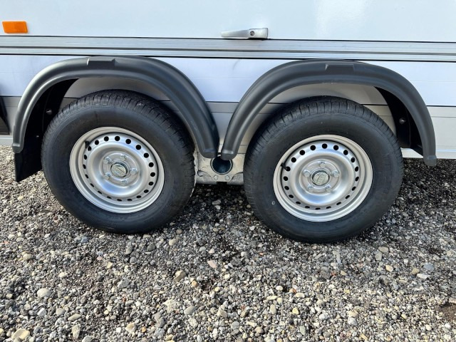 Cheval Liberte Debon Roadster 500 Sandwich Verkaufsklappe 2600 kg, 100 km/h, 320x167x200cm - Pótkocsi dobozos: 4 kép. Cheval Liberte Debon Roadster 500 Sandwich Verkaufsklappe 2600 kg, 100 km/h, 320x167x200cm - Pótkocsi dobozos: 4 kép.