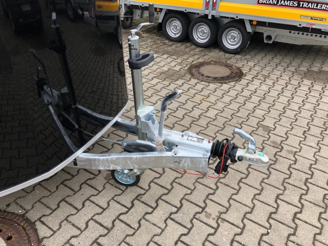 Cheval Liberte Debon Roadster 700 Alu + Türe 2600 kg, 100 km/h, 375x180x202cm - Pótkocsi dobozos: 2 kép. Cheval Liberte Debon Roadster 700 Alu + Türe 2600 kg, 100 km/h, 375x180x202cm - Pótkocsi dobozos: 2 kép.