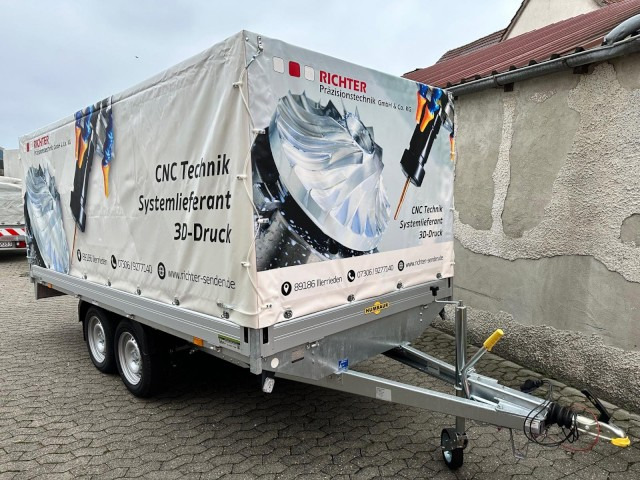 Humbaur Humbaur Plane mit Beschriftung im Digitaldruck - Autó utánfutó: 1 kép. Humbaur Humbaur Plane mit Beschriftung im Digitaldruck - Autó utánfutó: 1 kép.
