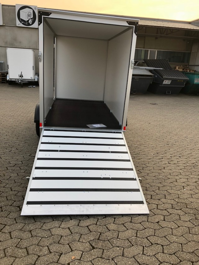 Humbaur Koffer HK 253015-18P, 2,5 to. 3040x1510x1800mm, Rampe, Seitentüre - Pótkocsi dobozos: 4 kép. Humbaur Koffer HK 253015-18P, 2,5 to. 3040x1510x1800mm, Rampe, Seitentüre - Pótkocsi dobozos: 4 kép.