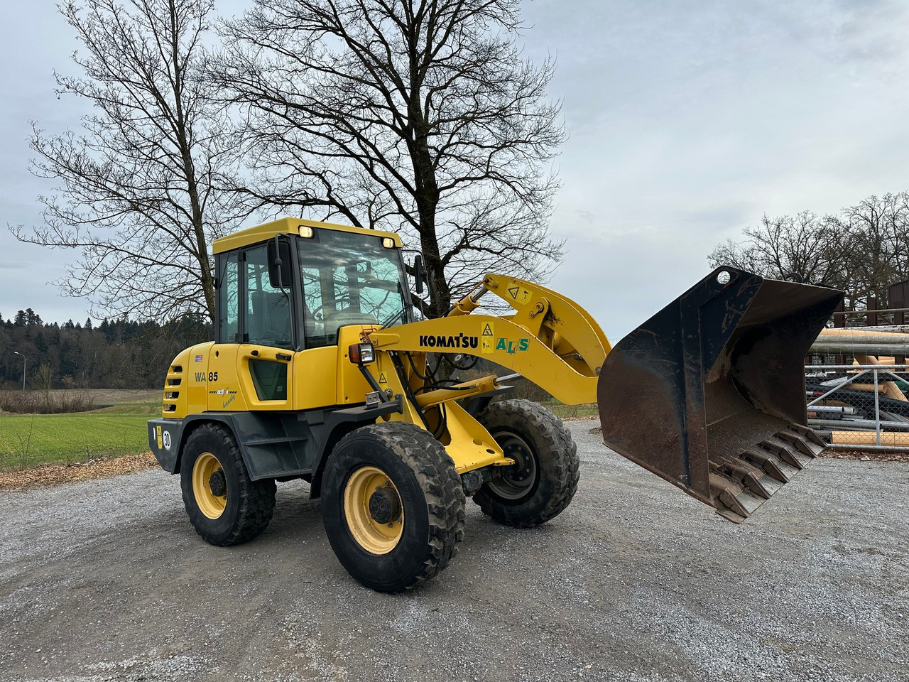 KOMATSU WA 85 3 - Gumikerekes homlokrakodó: 2 kép. KOMATSU WA 85 3 - Gumikerekes homlokrakodó: 2 kép.