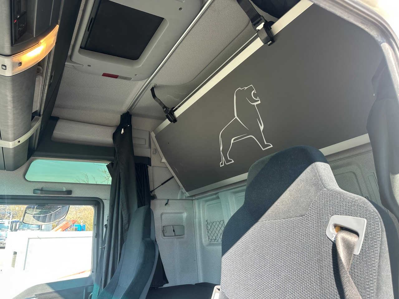 MAN TGX 26.440 6x2 Koffer - Dobozos felépítményű teherautó: 2 kép. MAN TGX 26.440 6x2 Koffer - Dobozos felépítményű teherautó: 2 kép.
