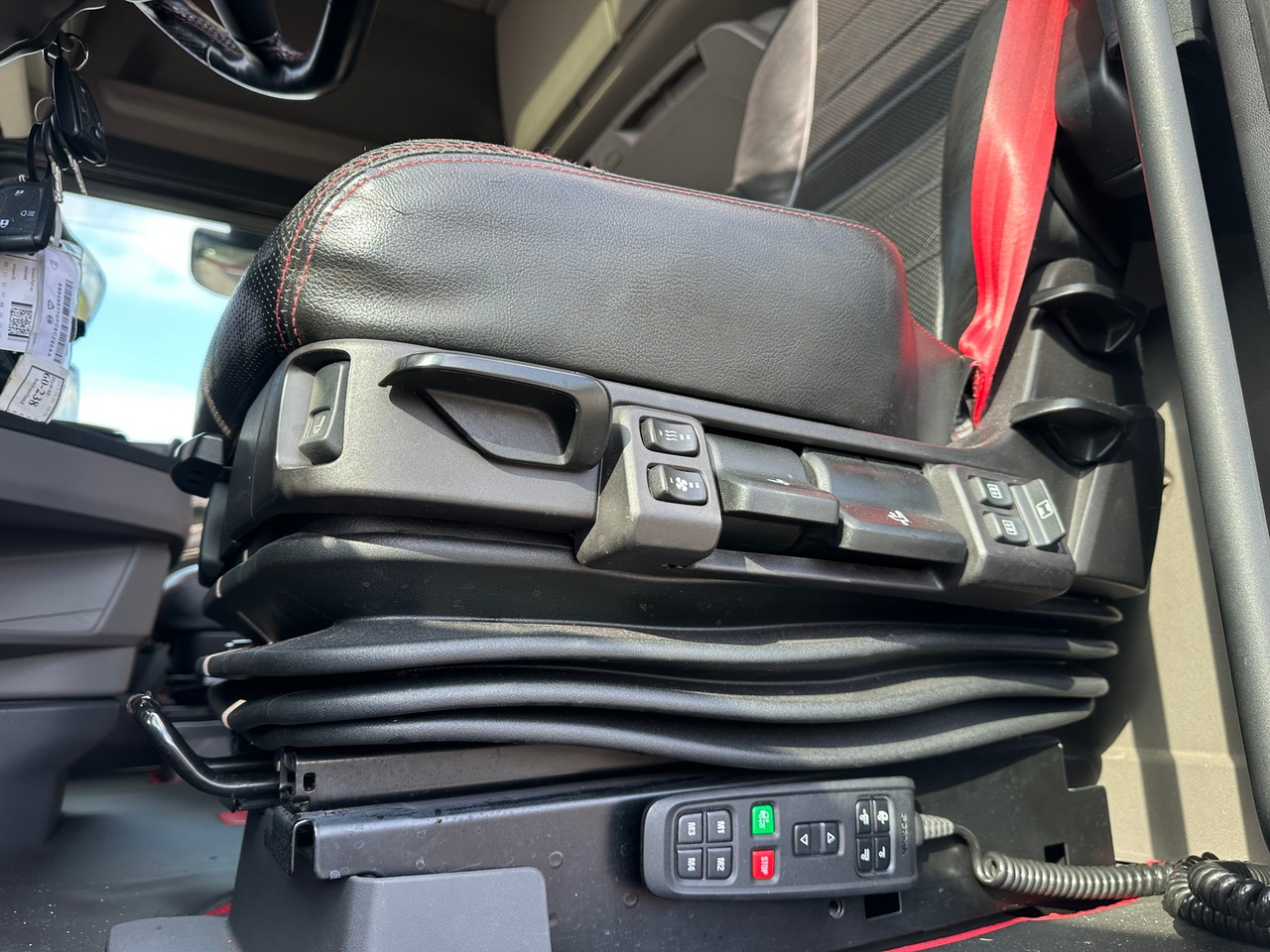 SCANIA S580 V8 4x2 - Nyergesvontató: 4 kép. SCANIA S580 V8 4x2 - Nyergesvontató: 4 kép.