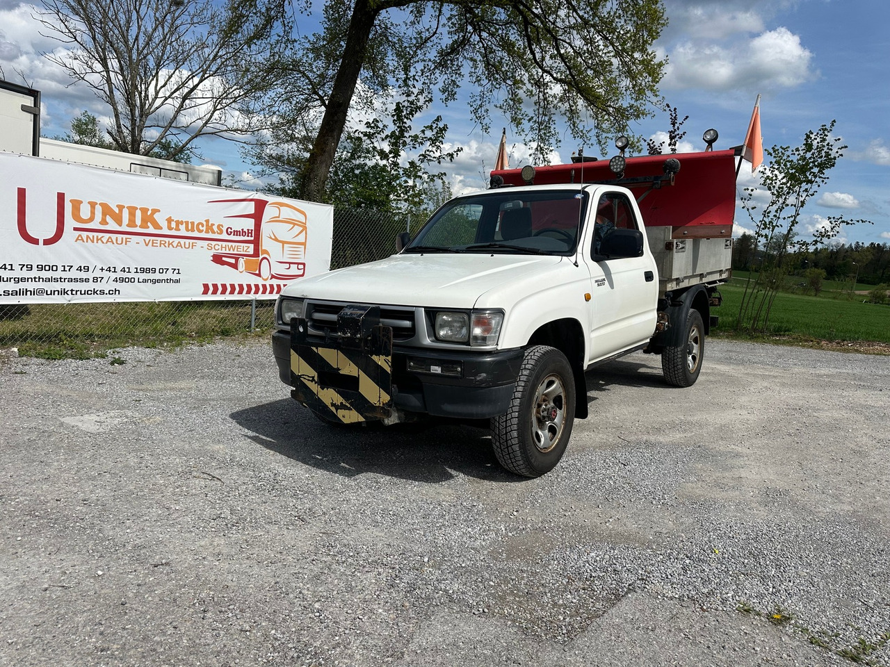 TOYOTA Hilux 4WD 4x4 Winterdienst Kipper - Billenőplatós kisteherautó: 1 kép. TOYOTA Hilux 4WD 4x4 Winterdienst Kipper - Billenőplatós kisteherautó: 1 kép.