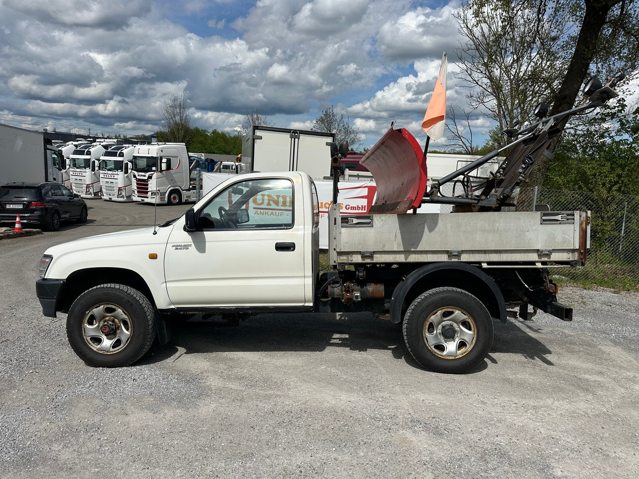 TOYOTA Hilux 4WD 4x4 Winterdienst Kipper - Billenőplatós kisteherautó: 2 kép. TOYOTA Hilux 4WD 4x4 Winterdienst Kipper - Billenőplatós kisteherautó: 2 kép.